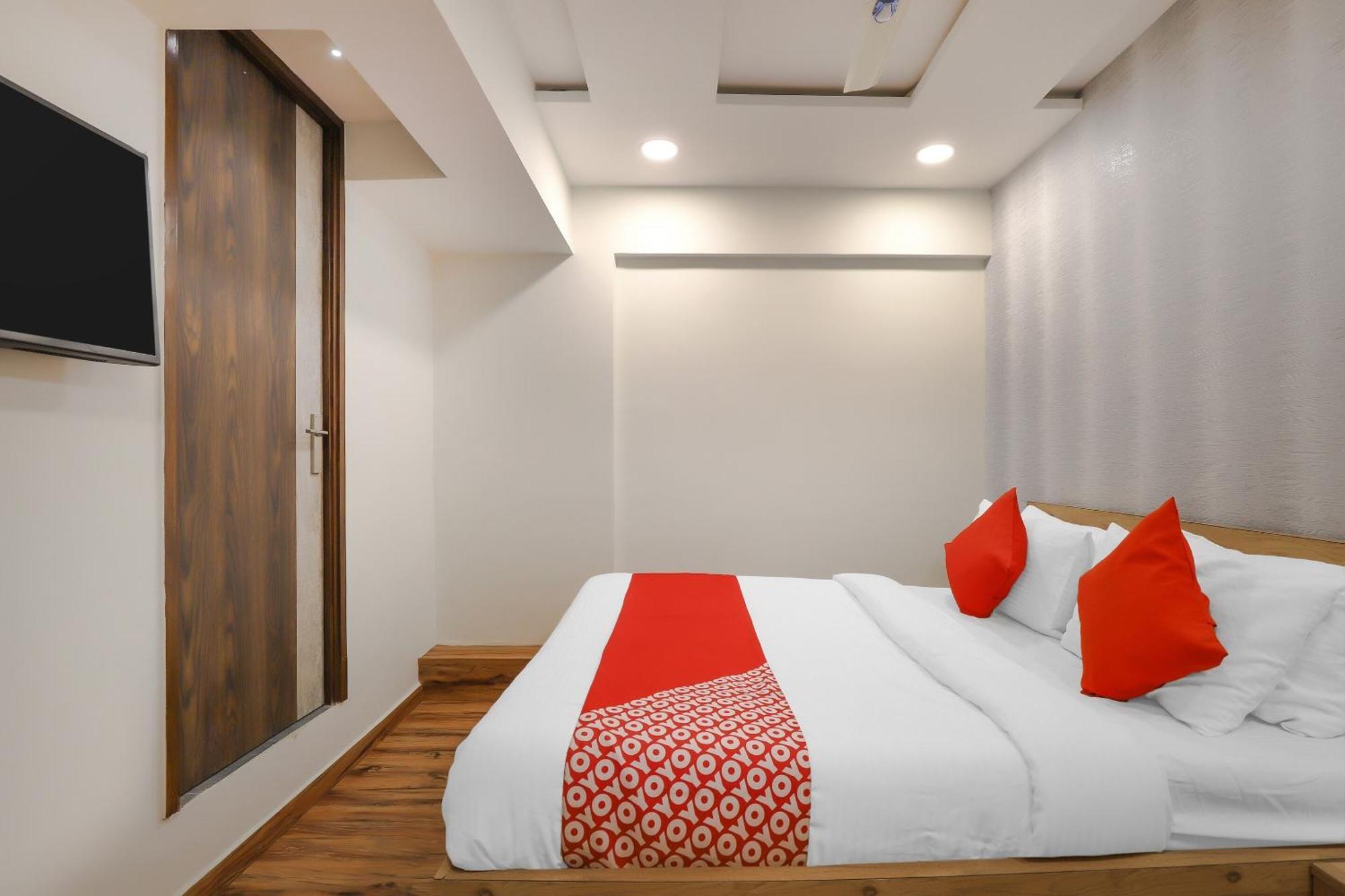 Oyo Hotel Shree Niwas Ahmedabad Exteriör bild