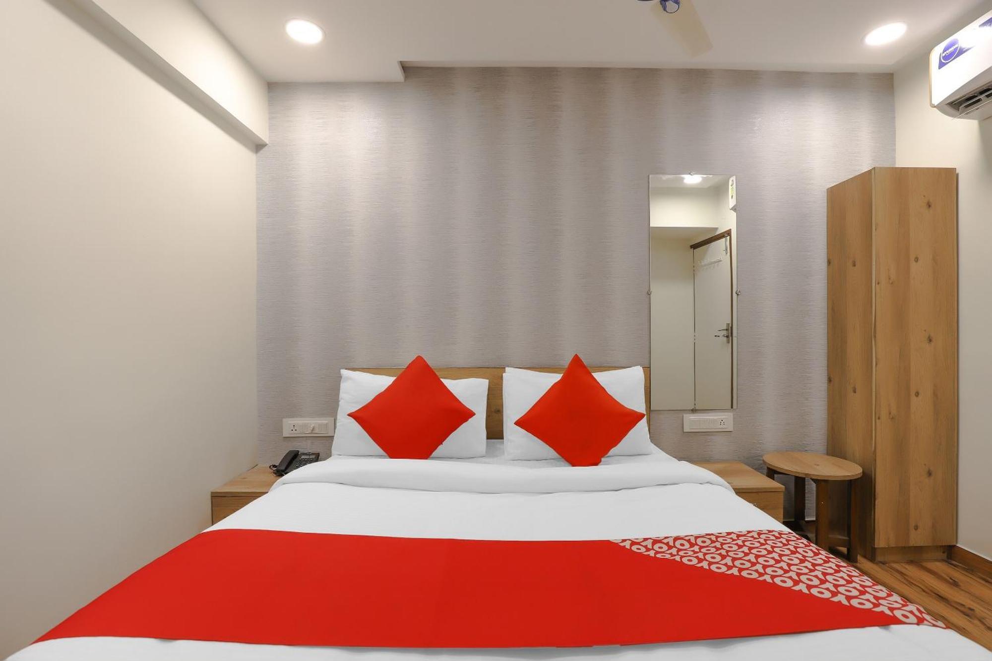 Oyo Hotel Shree Niwas Ahmedabad Exteriör bild