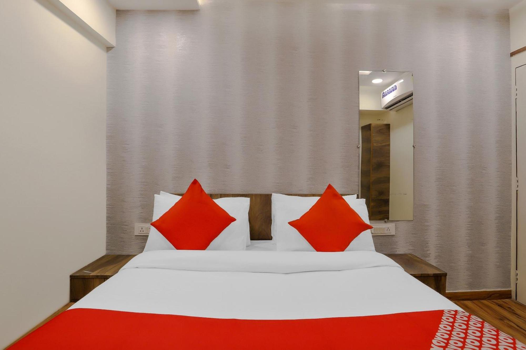Oyo Hotel Shree Niwas Ahmedabad Exteriör bild