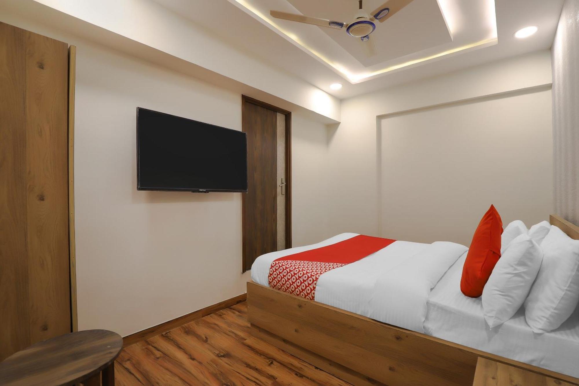 Oyo Hotel Shree Niwas Ahmedabad Exteriör bild