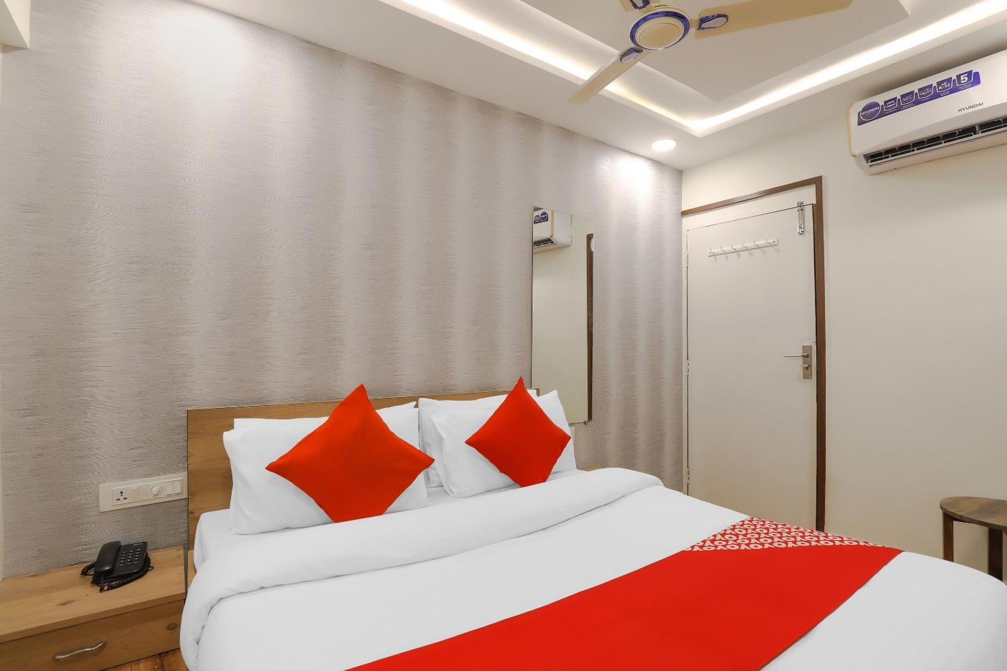 Oyo Hotel Shree Niwas Ahmedabad Exteriör bild
