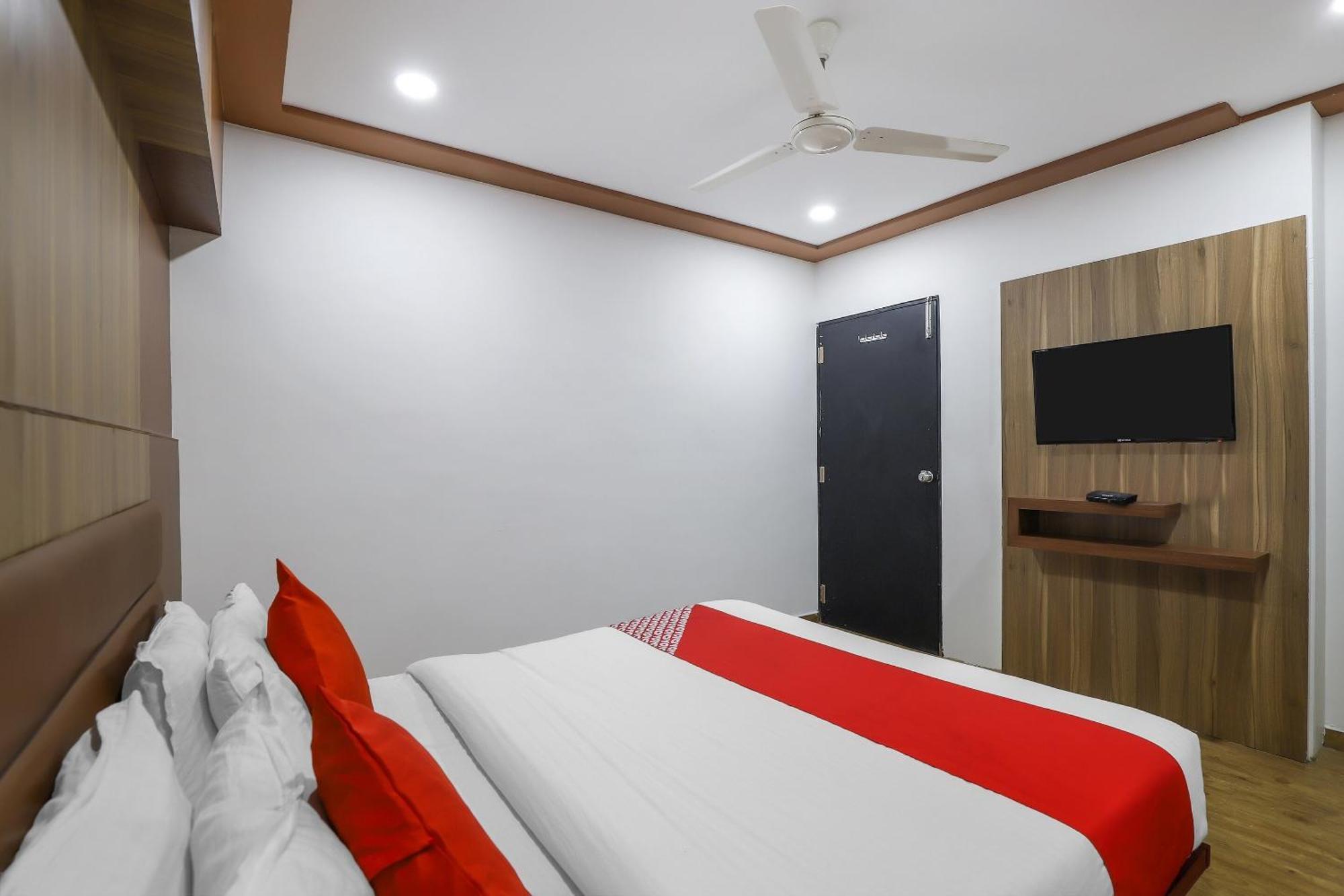 Oyo Hotel Shree Niwas Ahmedabad Exteriör bild