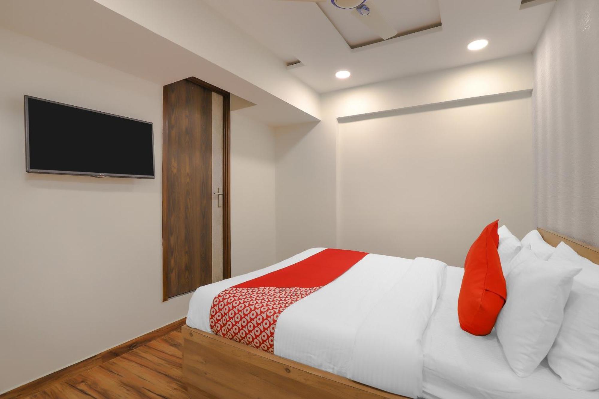 Oyo Hotel Shree Niwas Ahmedabad Exteriör bild