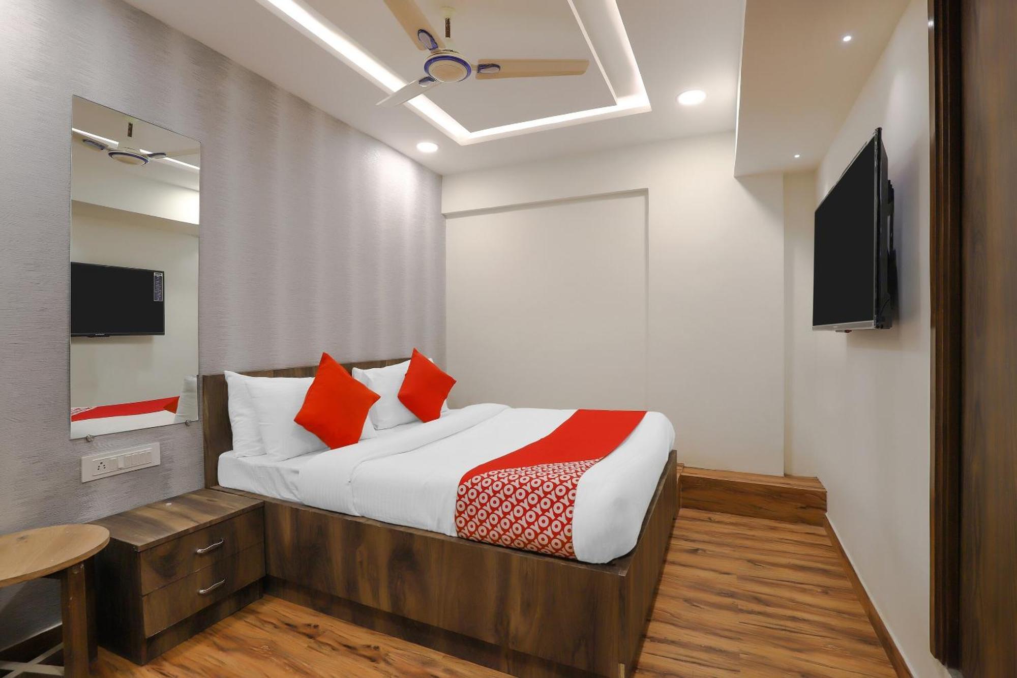 Oyo Hotel Shree Niwas Ahmedabad Exteriör bild