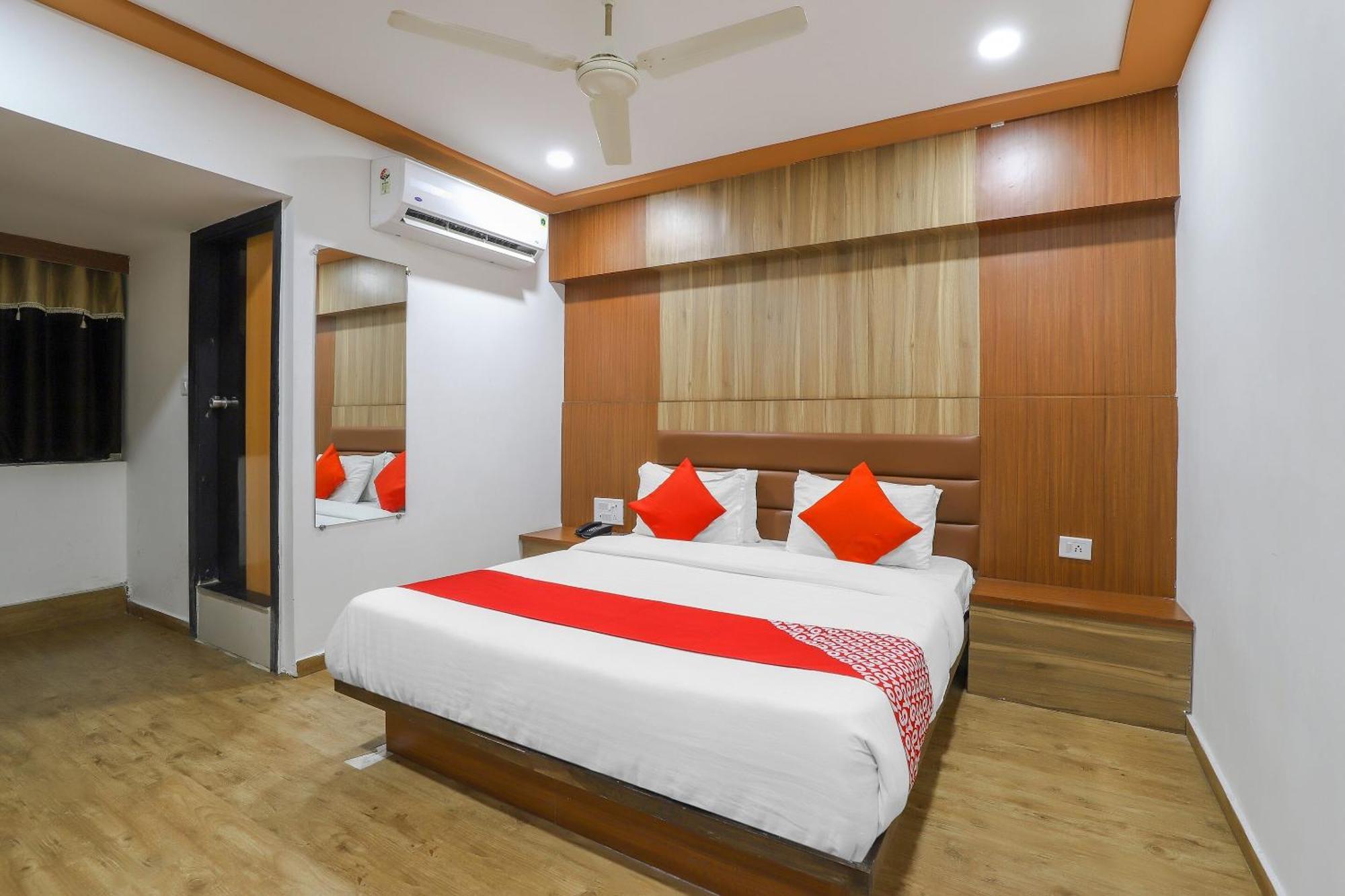 Oyo Hotel Shree Niwas Ahmedabad Exteriör bild