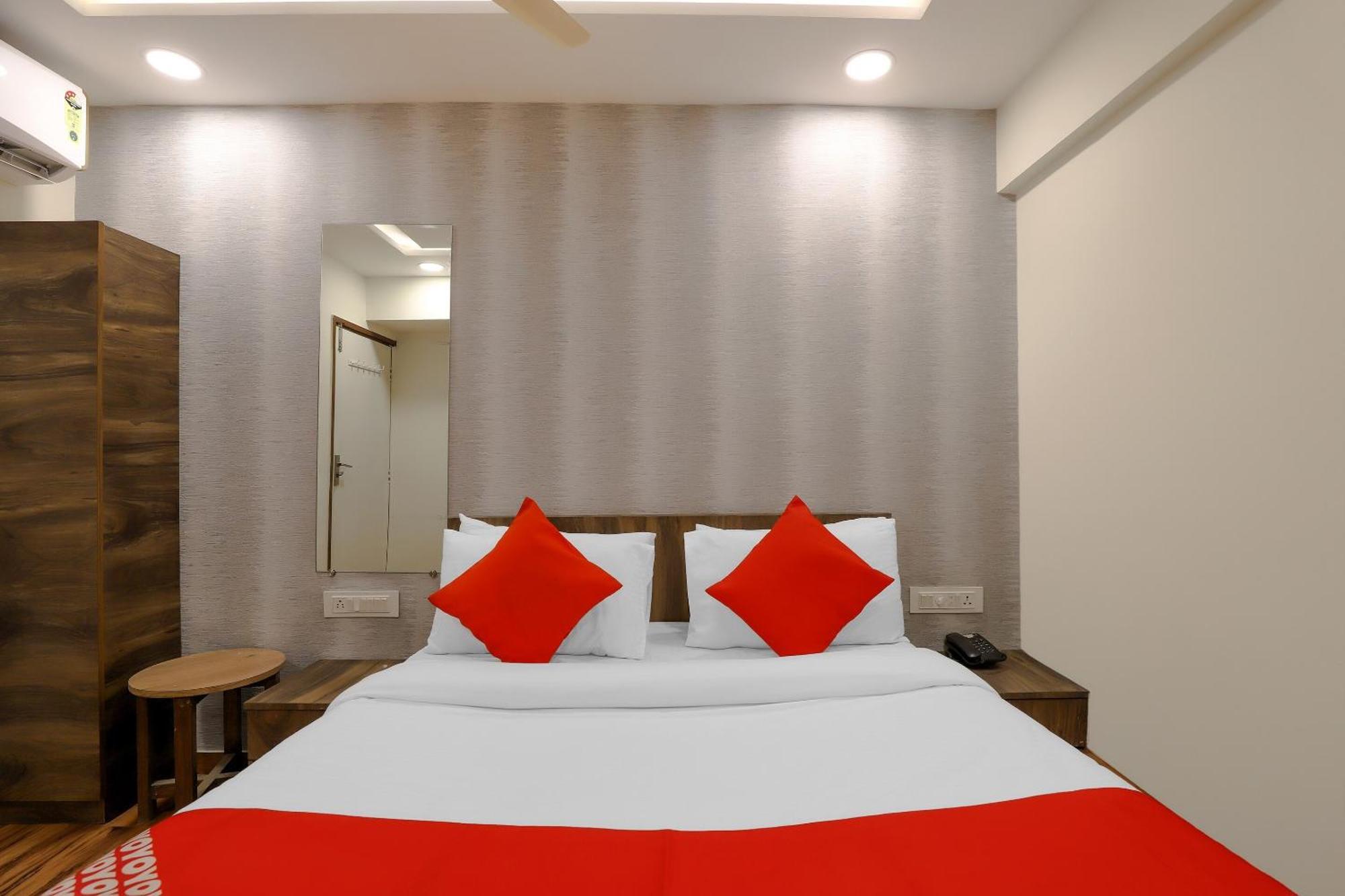 Oyo Hotel Shree Niwas Ahmedabad Exteriör bild