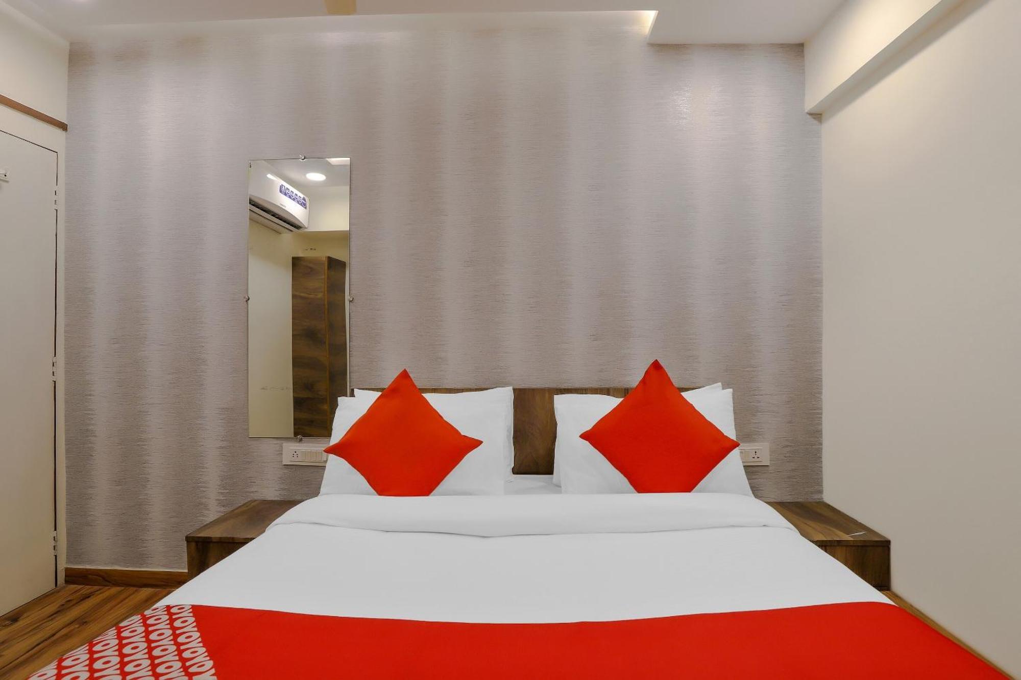 Oyo Hotel Shree Niwas Ahmedabad Exteriör bild
