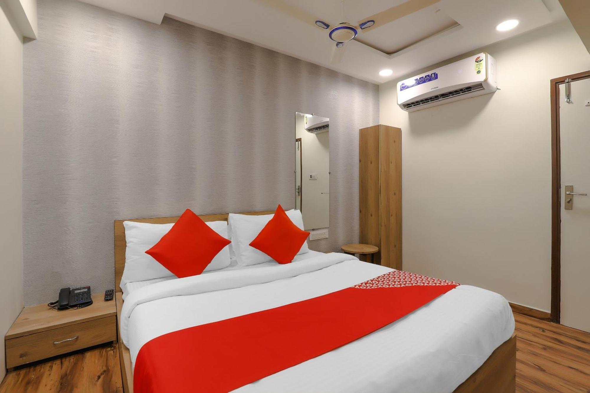 Oyo Hotel Shree Niwas Ahmedabad Exteriör bild
