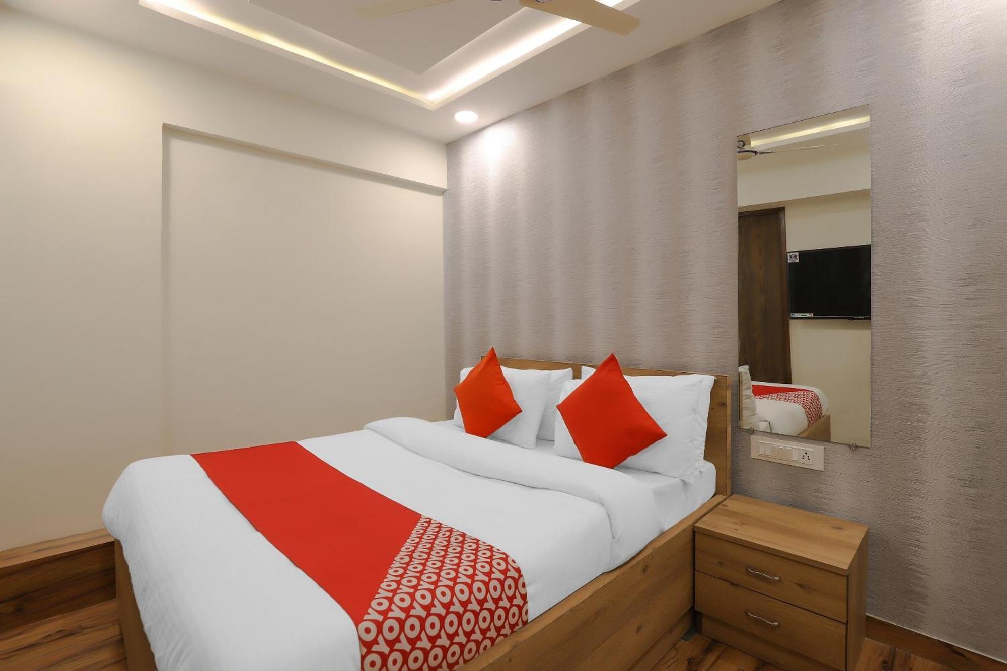 Oyo Hotel Shree Niwas Ahmedabad Exteriör bild