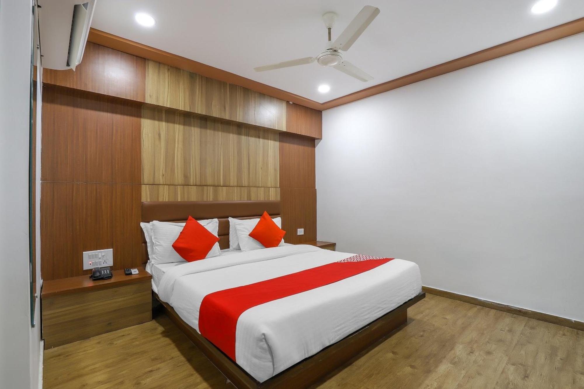 Oyo Hotel Shree Niwas Ahmedabad Exteriör bild