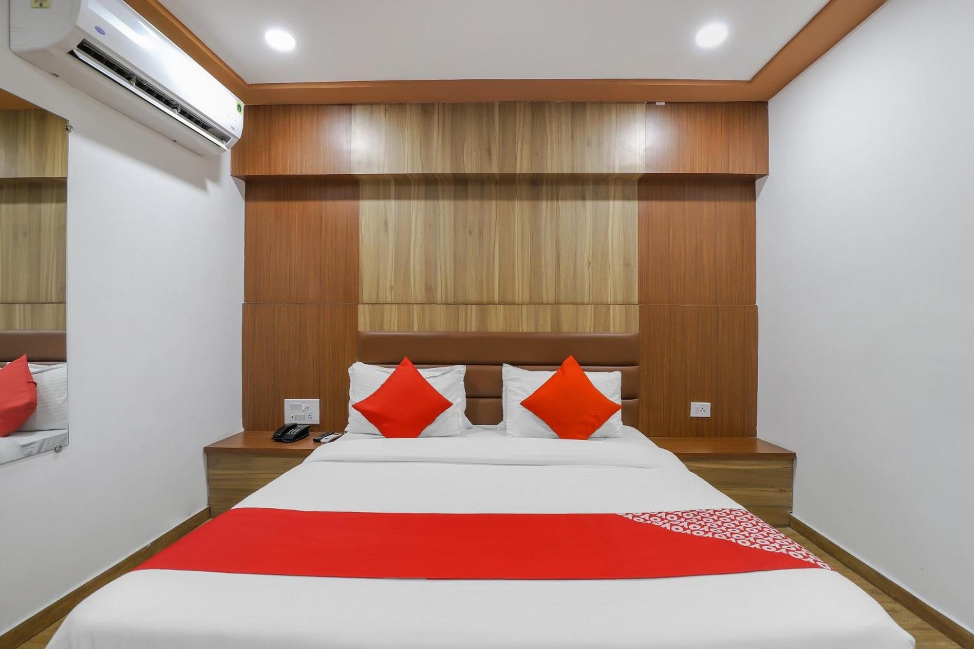 Oyo Hotel Shree Niwas Ahmedabad Exteriör bild