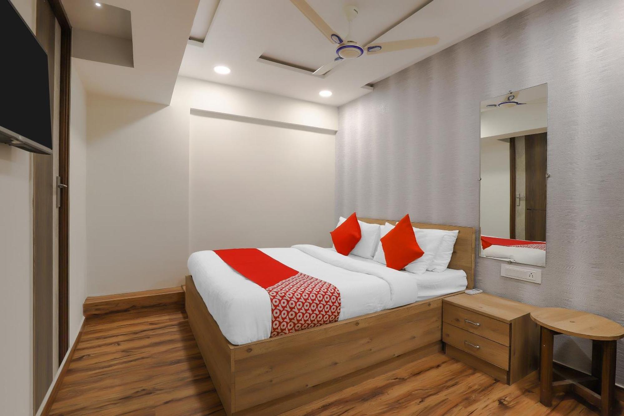 Oyo Hotel Shree Niwas Ahmedabad Exteriör bild