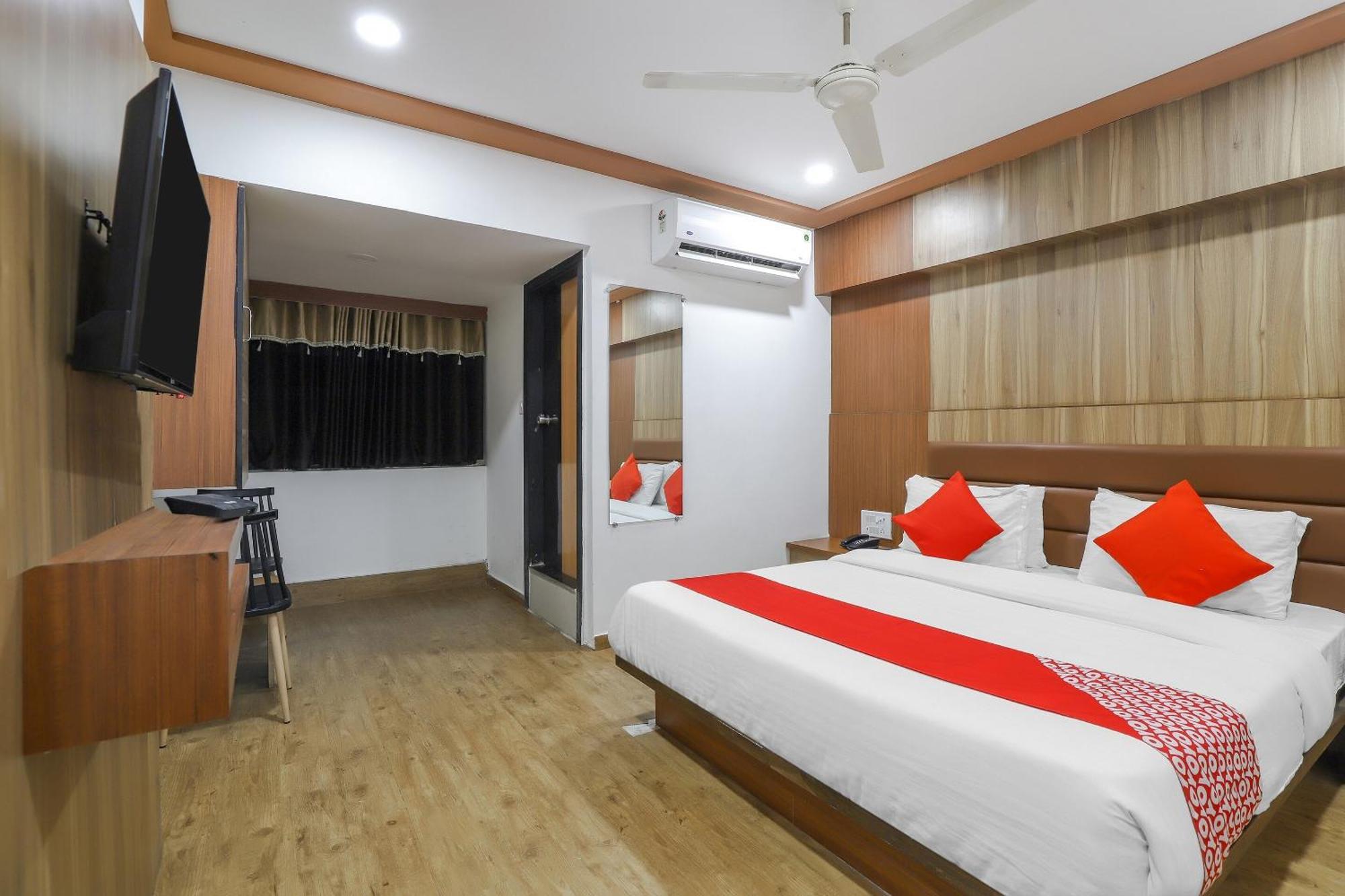 Oyo Hotel Shree Niwas Ahmedabad Exteriör bild